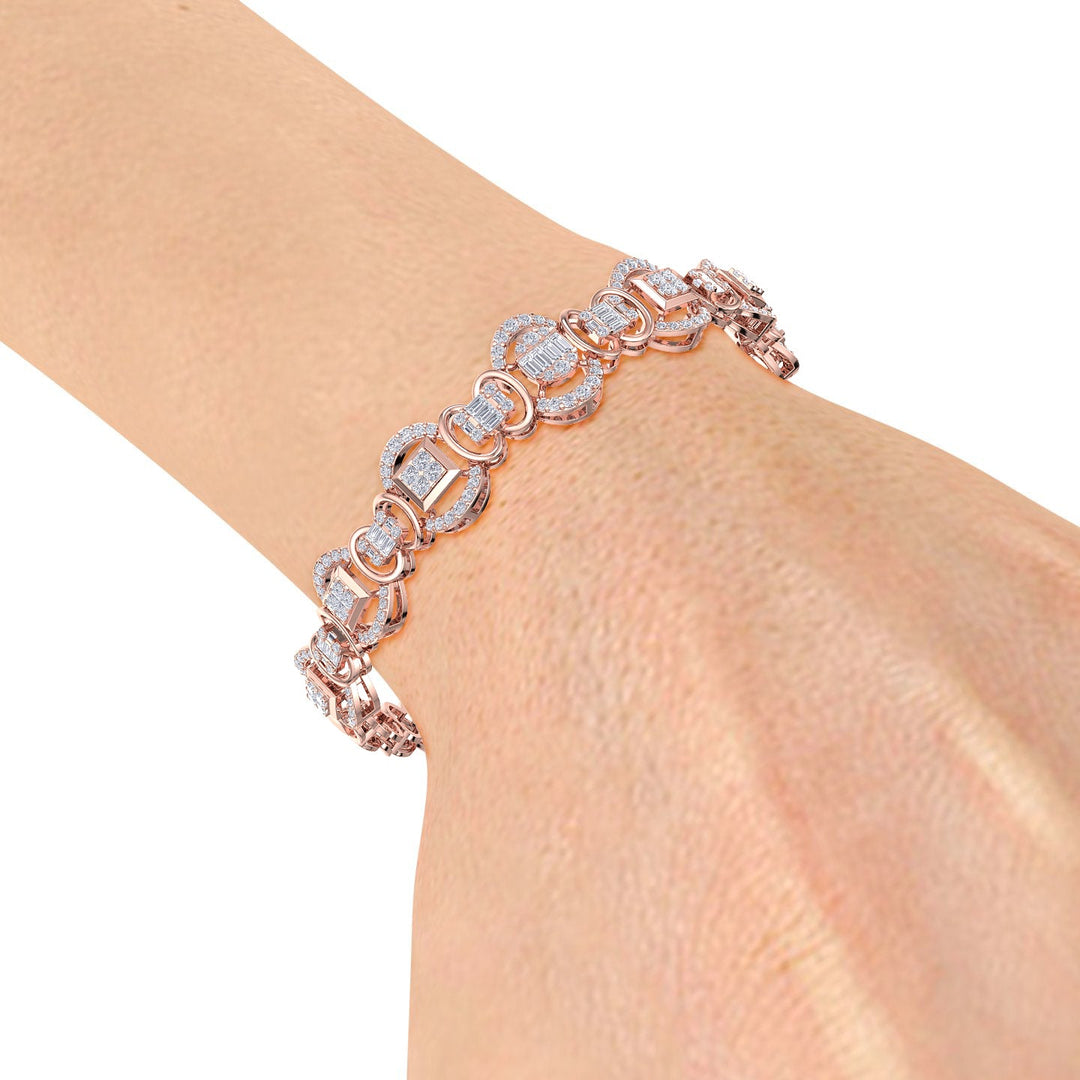 Statement bracelet in white gold with white diamonds of 1.77 ct in weight