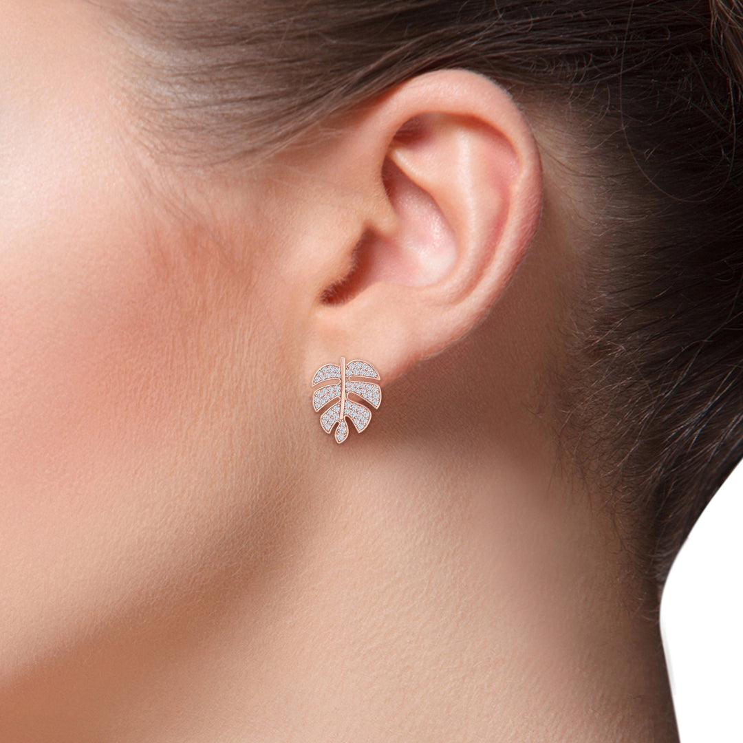 Leaf shaped earrings in yellow gold with white diamonds of 0.65 ct in weight