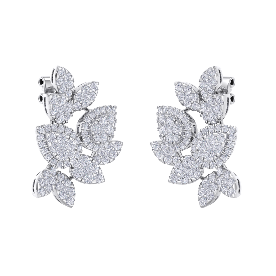 Flower shaped stud earrings in yellow gold with white diamonds of 3.11 ct in weight