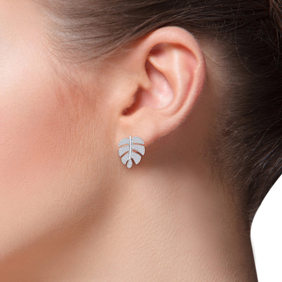 Leaf shaped earrings in yellow gold with white diamonds of 0.65 ct in weight