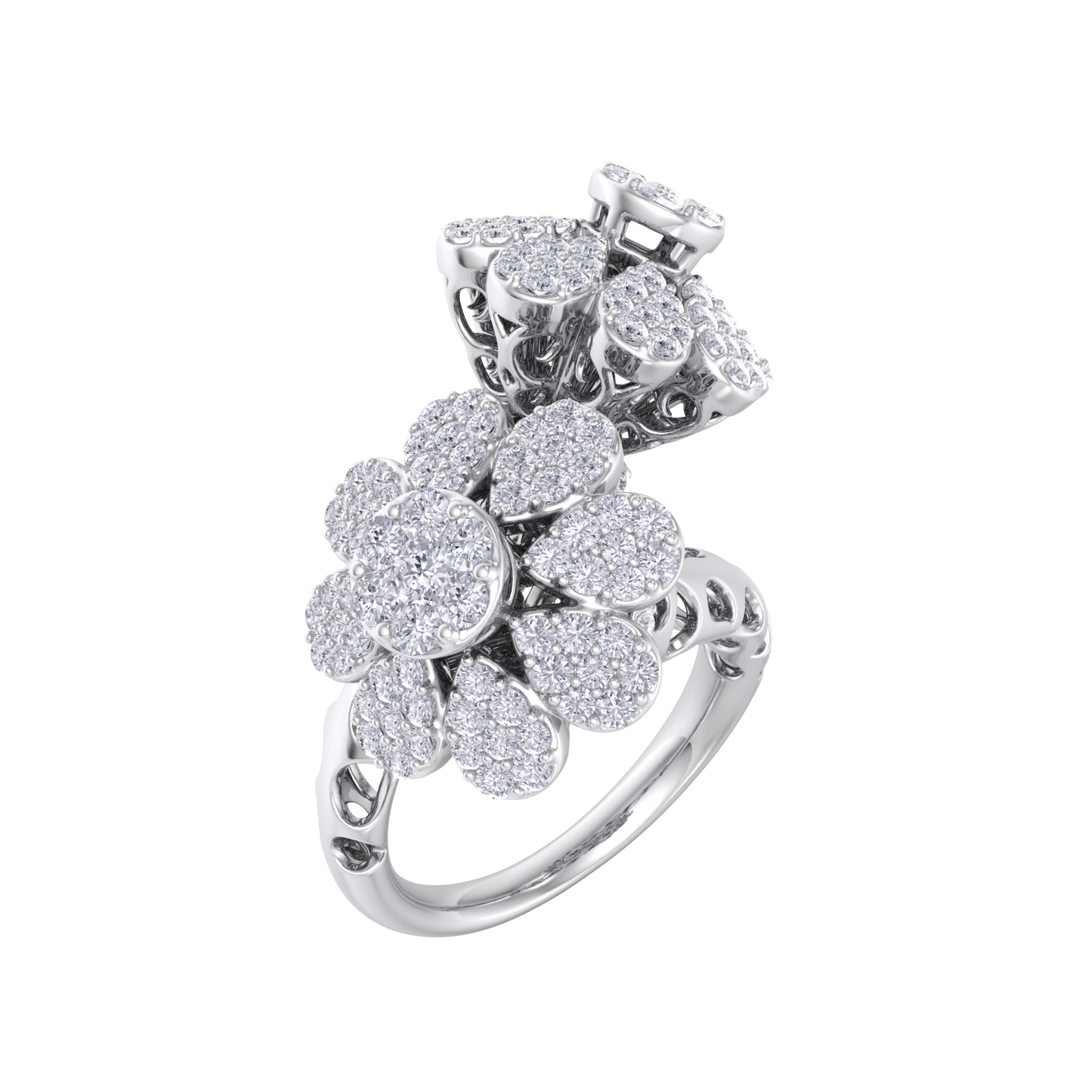 flower ring in white gold with white diamonds of 1.62 ct in weight