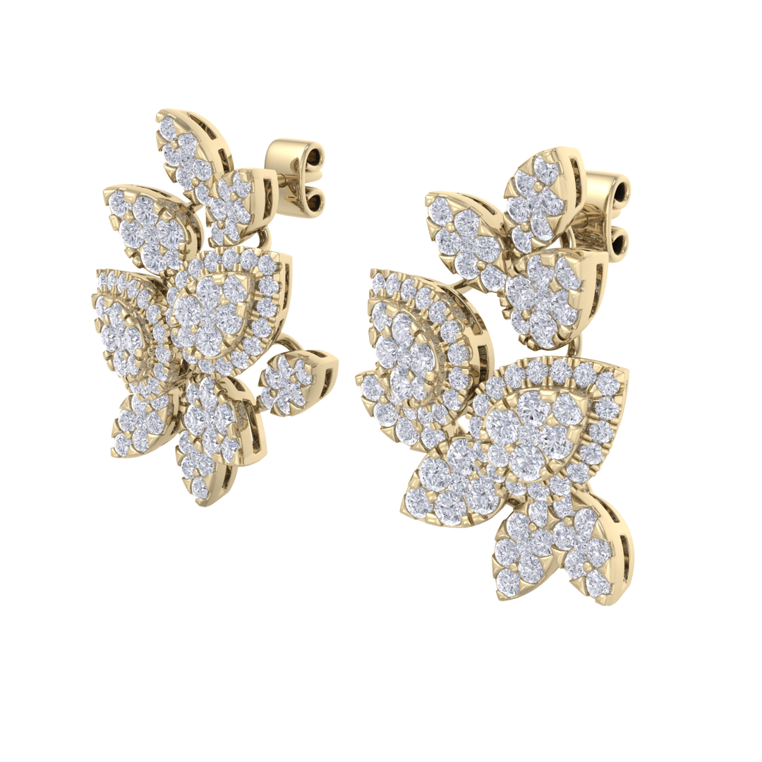 Flower shaped stud earrings in yellow gold with white diamonds of 3.11 ct in weight