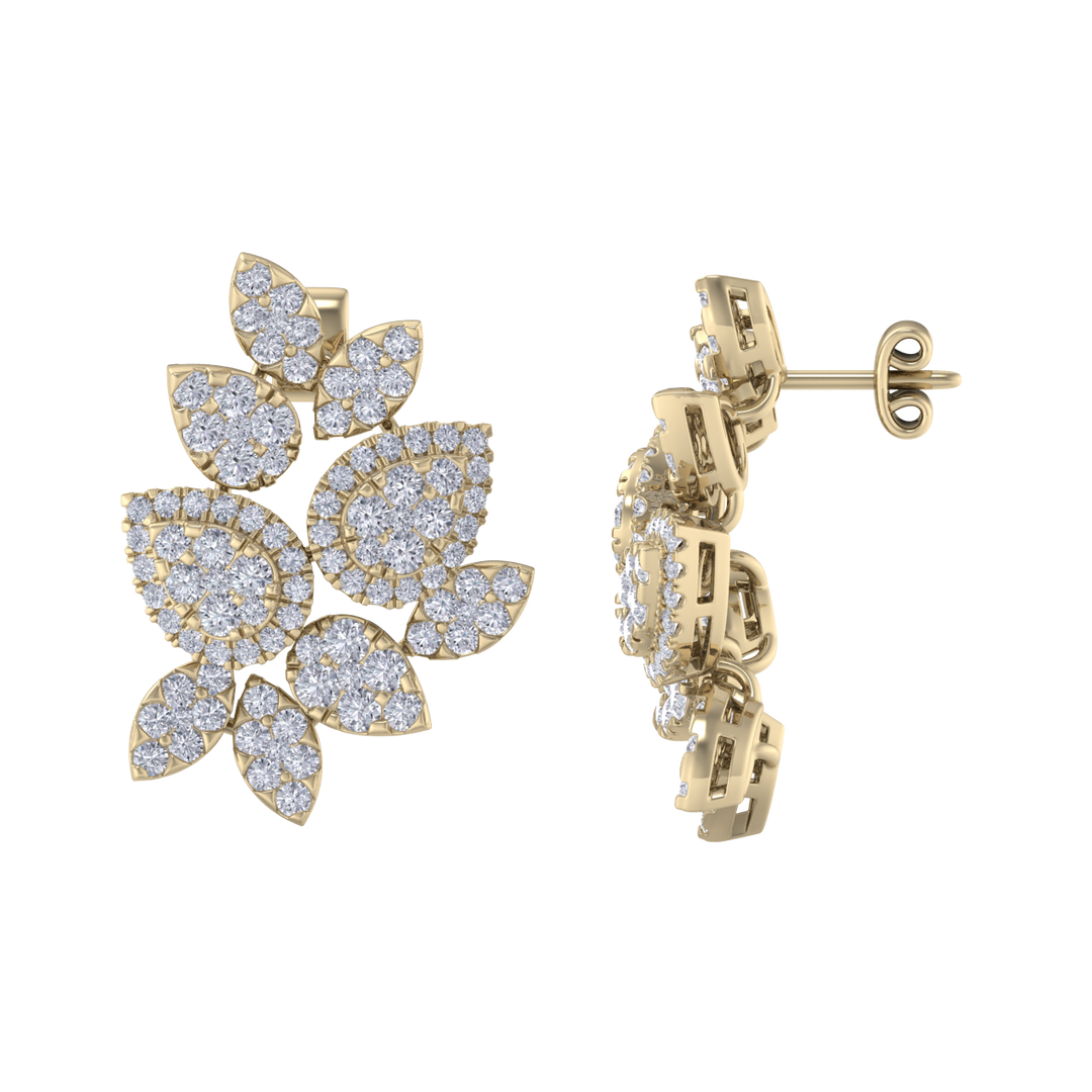 Flower shaped stud earrings in yellow gold with white diamonds of 3.11 ct in weight