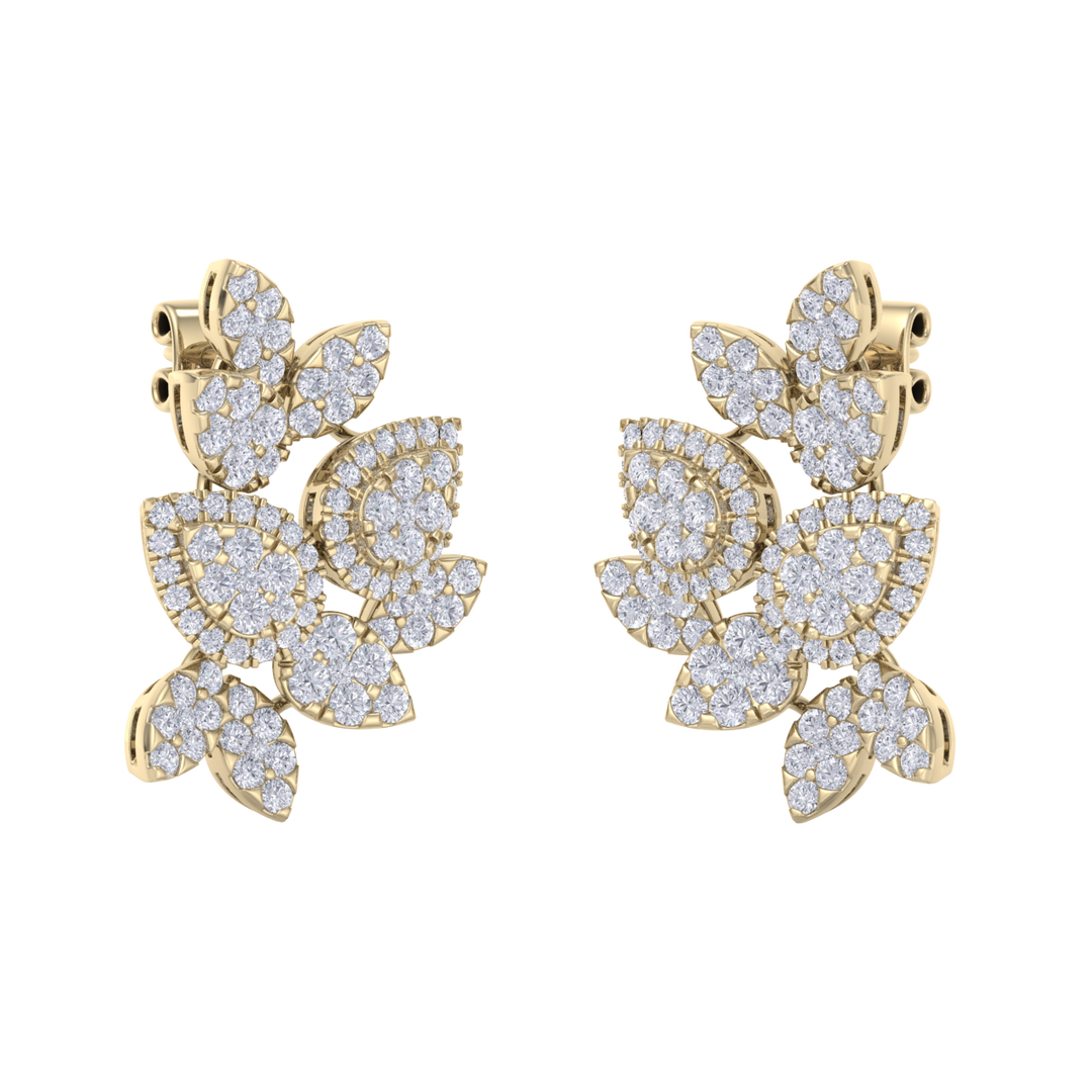 Flower shaped stud earrings in rose gold with white diamonds of 3.11 ct in weight