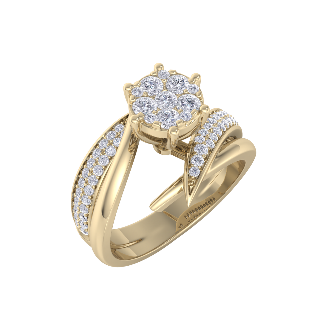 Cluster solitaire ring in yellow gold with white diamonds of 0.57 ct in weight