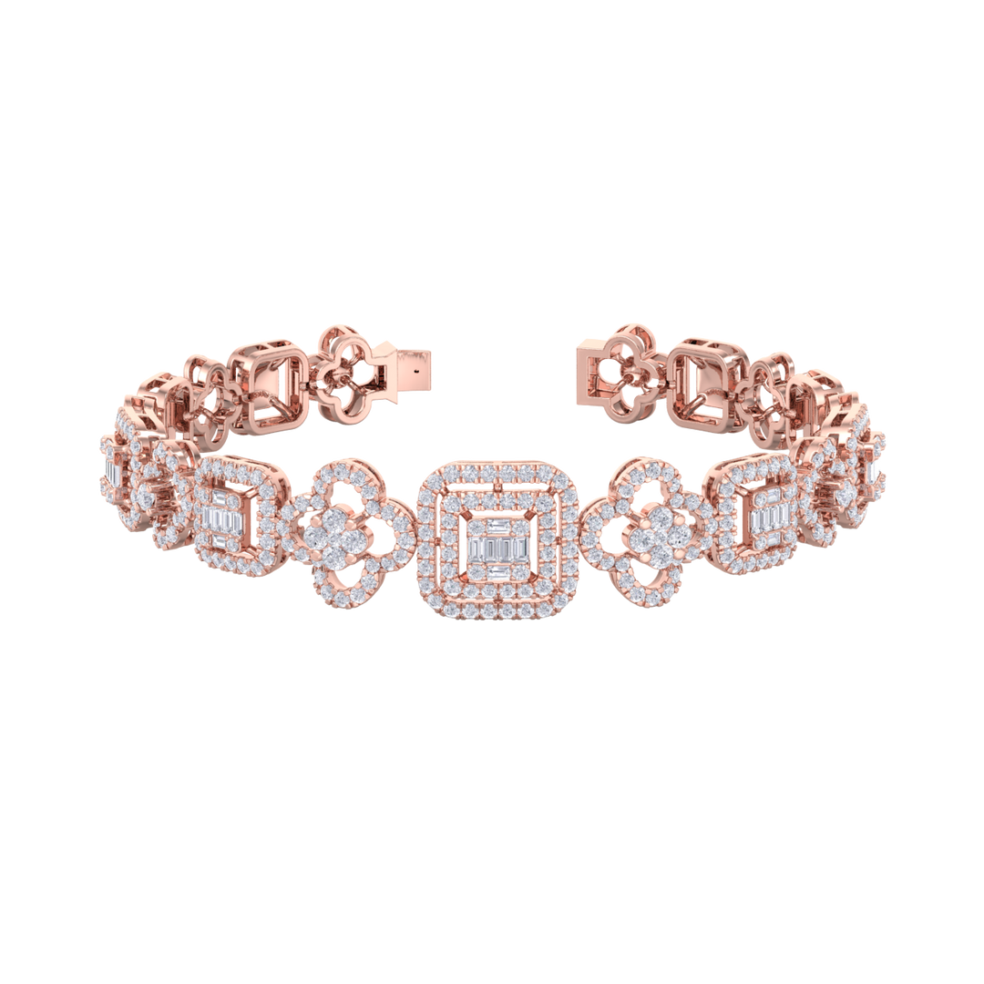 Statement bracelet in rose gold with white diamonds of 2.82 ct in weight