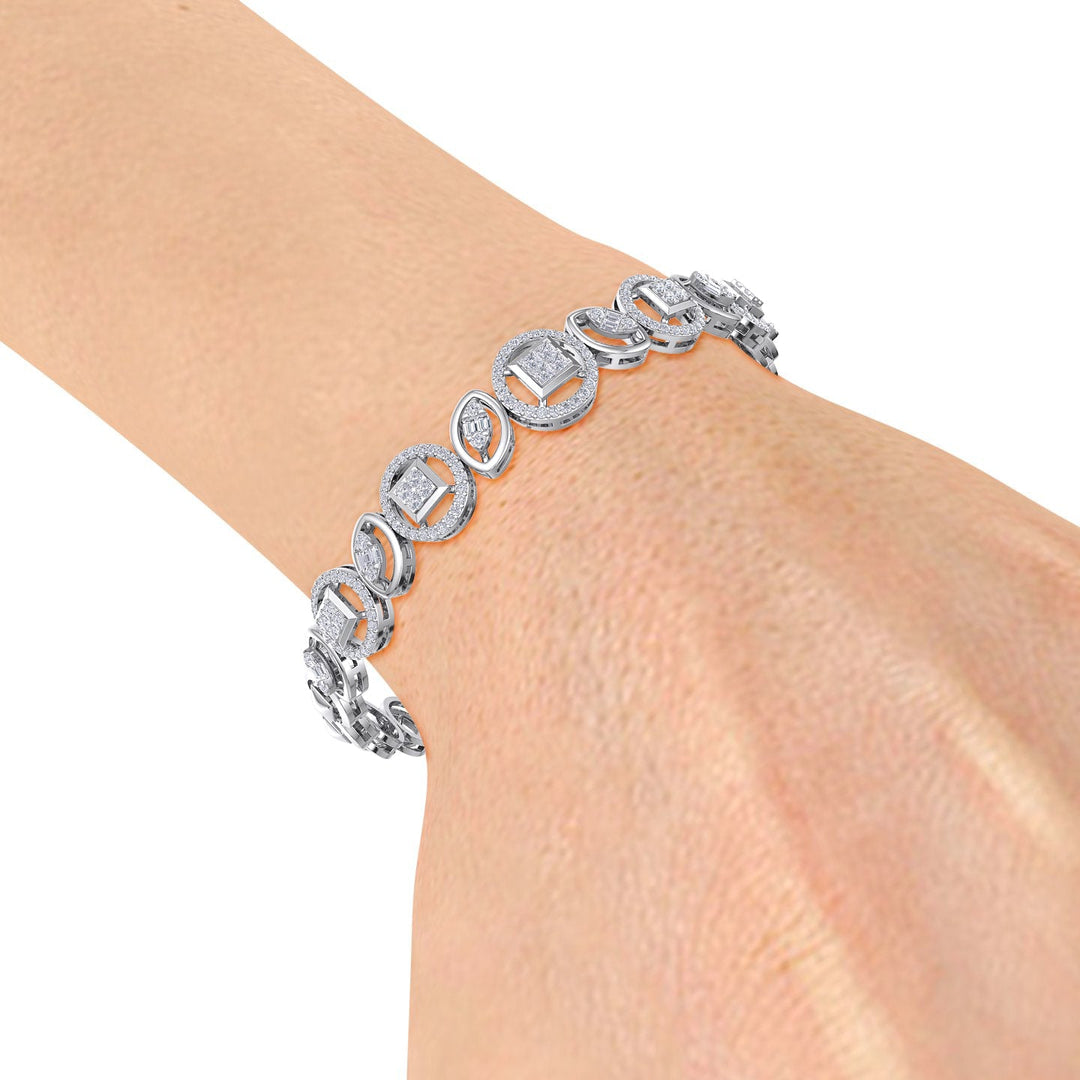 Statement bracelet in white gold with white diamonds of 1.10 ct in weight