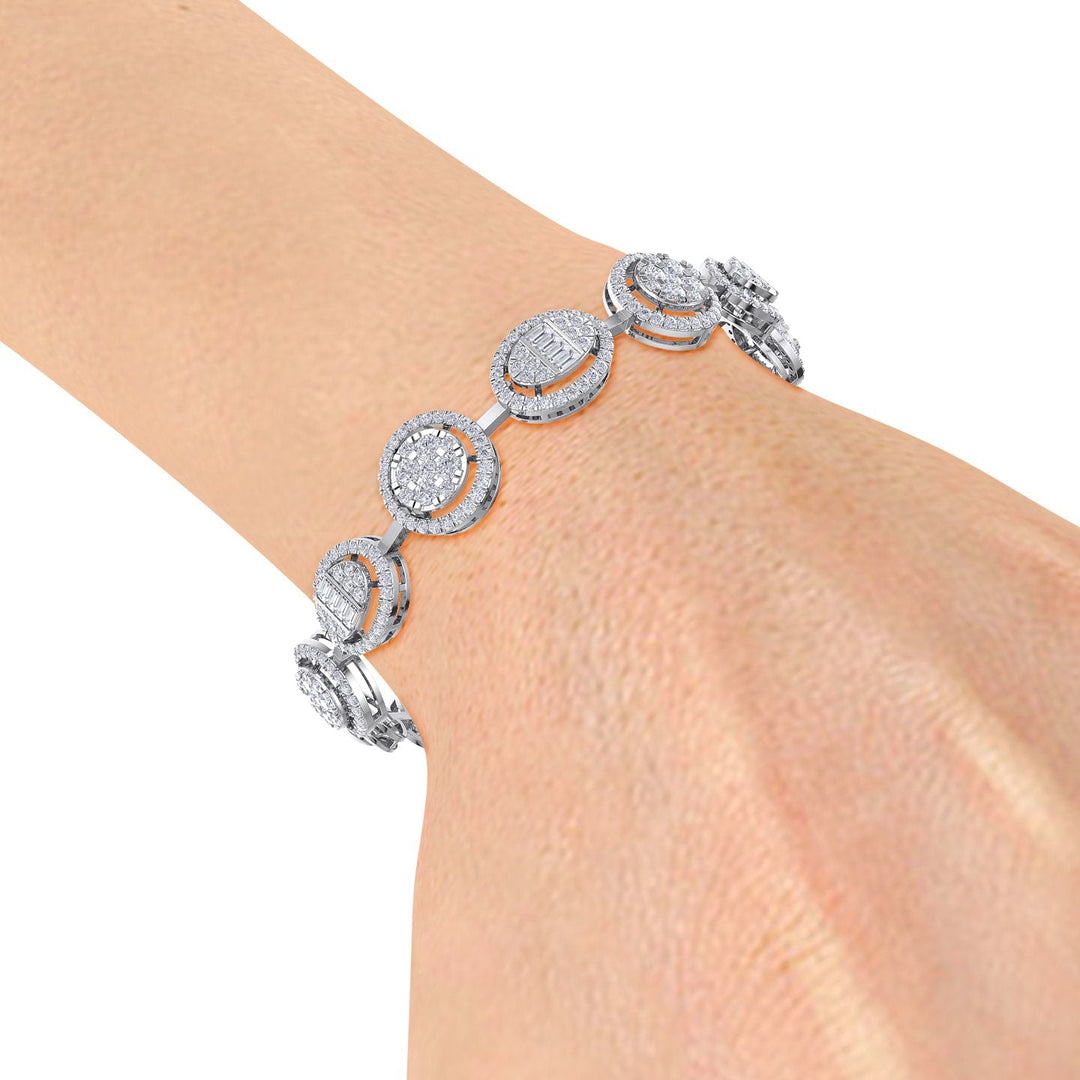 Statement bracelet in white gold with white diamonds of 2.94 ct in weight