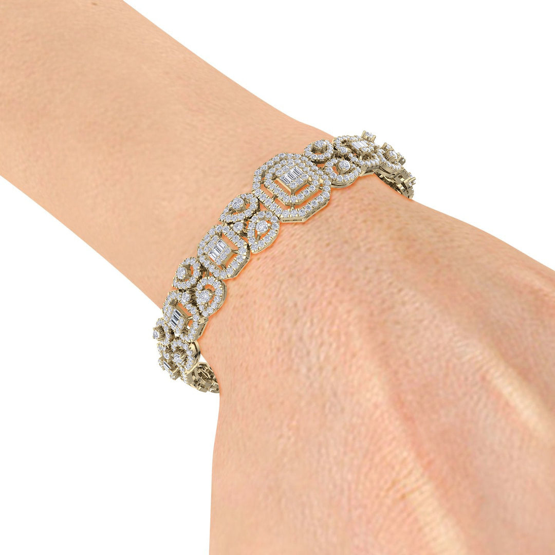 Statement bracelet in white gold with white diamonds of 3.09 ct in weight