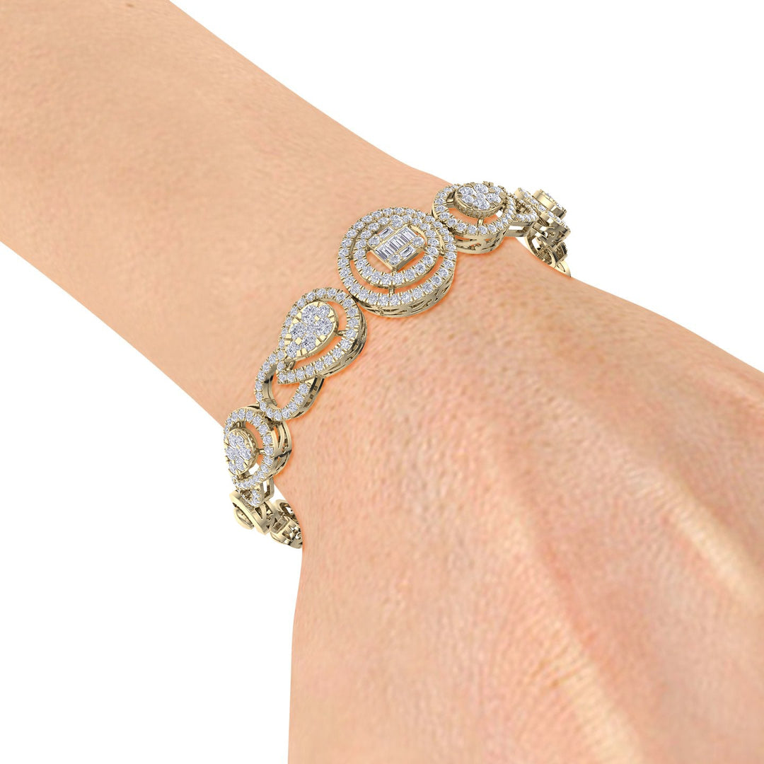 Statement bracelet in white gold with white diamonds of 2.20 ct in weight